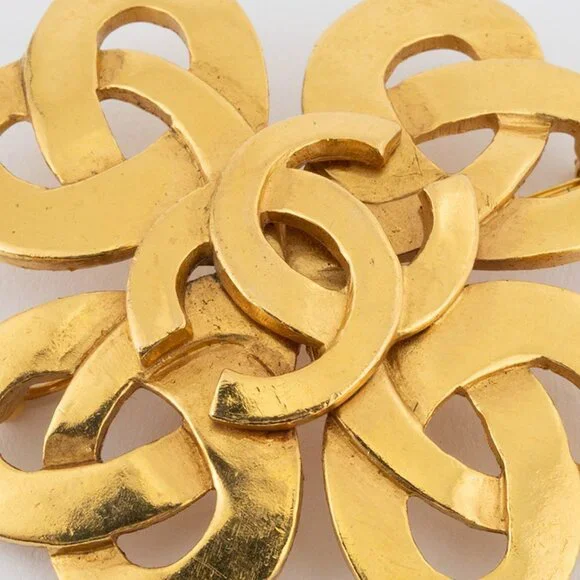 CHANEL Gold Love Brooch - Picture 5 of 12